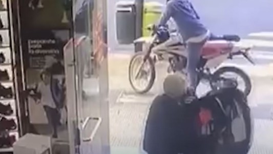 Motochorros se robaron decenas de camisetas de Gimnasia en La Plata - #REC