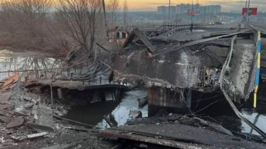 El ejército ucraniano voló un puente para evitar el avance ruso hacia Kiev