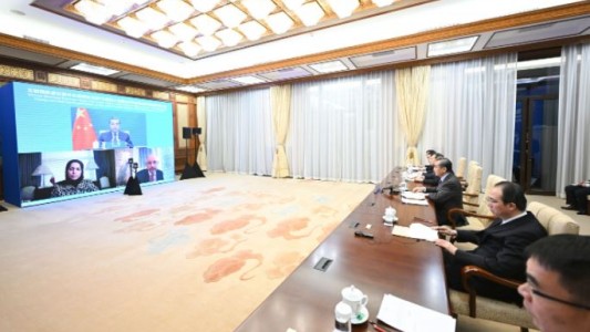 Los cancilleres de China y Rusia conversaron por teléfono