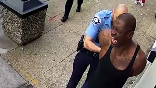 Condenaron por no intervenir a tres policías que presenciaron el crimen de Floyd en 2020