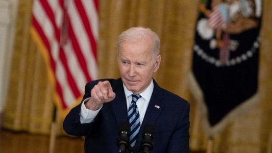 Biden anunció sanciones adicionales contra Rusia y envió 7000 soldados a Alemania