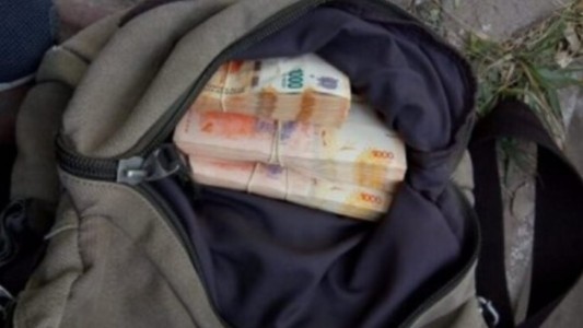 Encontró una mochila con medio millón de pesos y la devolvió