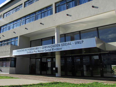 Petitorio contra la decana de Periodismo de La Plata por acompañar la marcha por Cristina