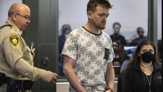 Mantuvo cautiva a su pareja y le dijo que estaba "disciplinando" al hijastro: lo mató y escondió el cuerpo en una heladera