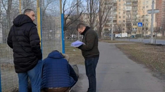 Otra postal desgarradora: un civil murió en plena calle de Kiev tras recibir un disparo