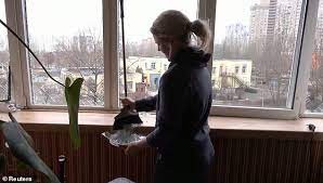 Video: la ucraniana que canta el himno mientras limpia los escombros de su casa bombardeada