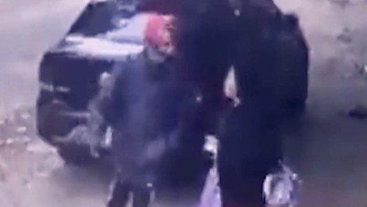 Delincuente le arrancó la cartera a una abuela que llevaba a su nieta al jardín - #REC