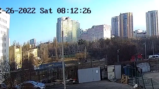 Imágenes impactantes: un misil impactó contra un edificio en Kiev