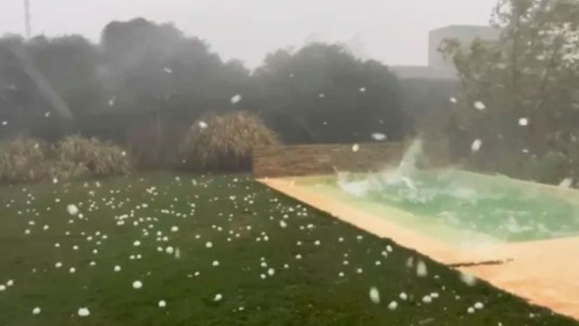 Video: El granizo hizo olas en una pileta de Santa Fe