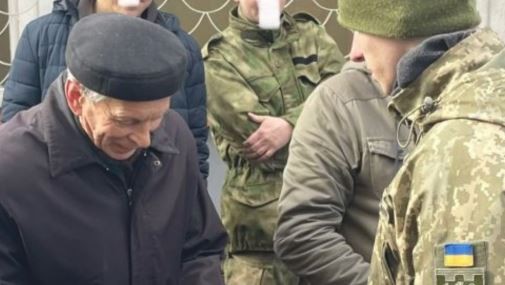 Un abuelo de 80 años se alistó en el ejército ucraniano: “Lo hago por mis nietos”