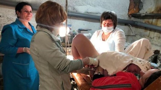 El milagro de Mía, la bebé que nació en el subte de Kiev en medio de los bombardeos rusos