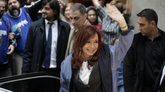 Cristina Kirchner acusó a los Macri, funcionarios del actual gobierno y medios que compraron dólares a futuro