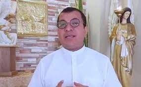 Un cura violó a una chica de 13 años, la obligó a abortar y escapó de la policía desde un hospital