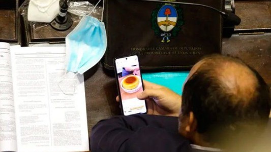 La explicación del legislador que miraba recetas de cocina mientras Kicillof abría las sesiones