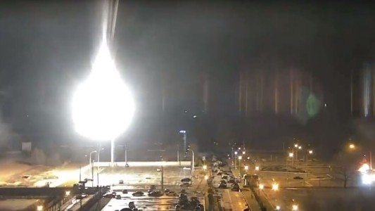 Invasión en Ucrania: incendio en la planta nuclear más grande de Europa tras un ataque de las fuerzas rusas