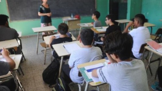 Estudiantes de escuelas secundarias de Santa Cruz y Santa Fe pasaron de año adeudando materias