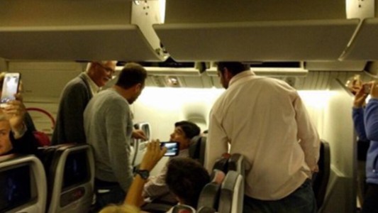 Un grupo de pasajeros escrachó a Zannini en un avión rumbo a EE.UU.