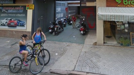 Hallan a un hombre muerto en la puerta de un gimnasio: lo asesinaron a golpes