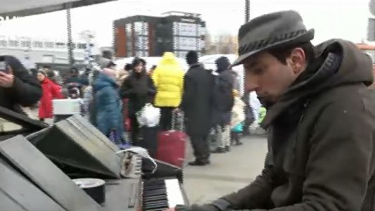 El pianista que toca en Lviv para animar a los refugiados