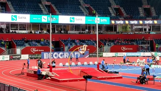 Video: superó los 6,19 metros y batió su récord mundial de salto con garrocha