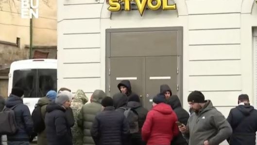 Video: Civiles hacen cola en Lviv para comprar armas