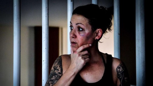 Una mujer le hizo una toma de aikido a un ladrón armado: salvó a su novio y un amigo