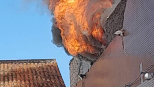 Un incendio destruyó un enorme depósito en Lomas de Zamora