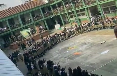 Alumnas se organizaron para denunciar a un profesor que las acosó durante seis años: la alcaldía de Medellín respondió con "grupos antimotines"