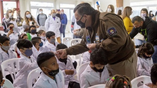 Tierra del Fuego: la imagen de las islas Malvinas estará en tarjetas de débito y guardapolvos