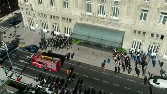 Alarma en el Teatro Colón: evacúan al personal