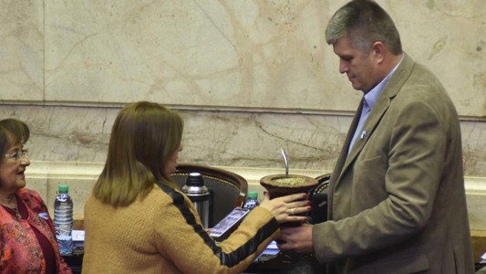 Por qué un diputado lleva un mate gigante a la sesión del Congreso