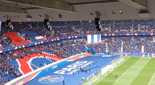 Los jugadores del PSG fueron recibidos con silbidos, menos Mbappé