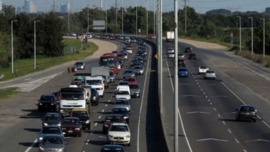 Una lluvia de billetes generó un atasco en la autopista Buenos Aires-La Plata