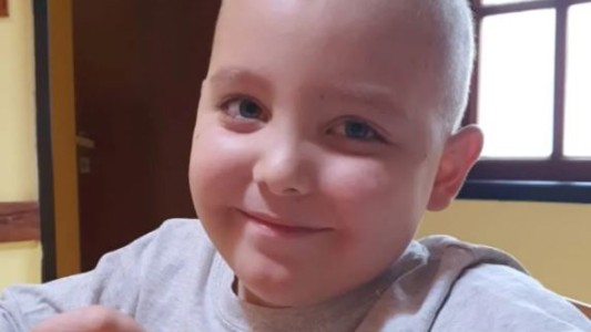 Lanzan campaña para que un niño con leucemia pueda hacer tratamiento "urgente" fuera del país