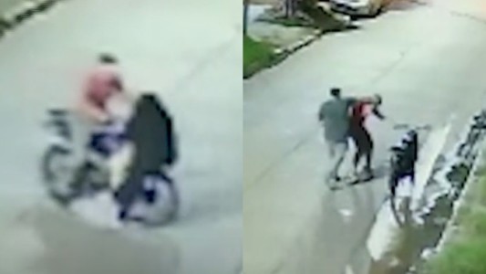 Vecinos detuvieron a golpes a un motochorro que robó y atropelló a una mujer