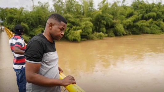 Pasó por un río y rescató a un nene se ahogaba: lo había tirado su madre al no poder mantenerlo