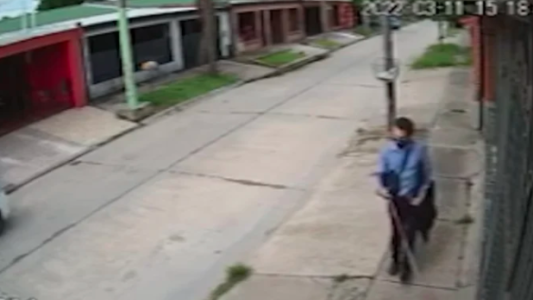 Video: el momento en que motochorros asaltaron a un joven ciego en Tucumán