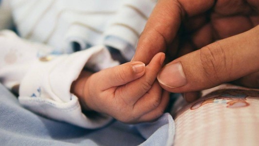 Un joven atacó a mordiscones a su hijo de 1 año