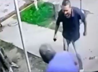 Video: Le clavó una botella y cinco puntazos en la puerta de un kiosco