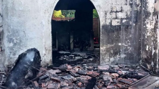 Su vecino lo amenazó de muerte y, cuando lo detuvieron, aprovechó y le quemó la casa