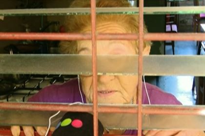 Brutal asalto en Ensenada: un delincuente le hizo un corte en un dedo a una jubilada para robarle la alianza