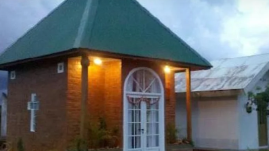 Vivía en el panteón de su difunto esposo: tenía luz, cocina y una computadora con Internet