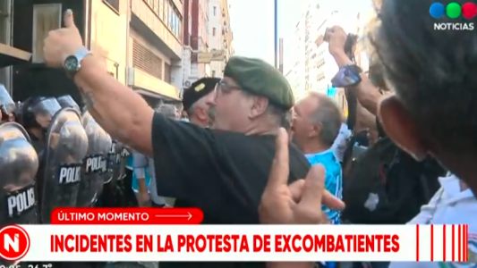 Protesta de los veteranos de Malvinas en el PAMI: tensión y cruce con la policía