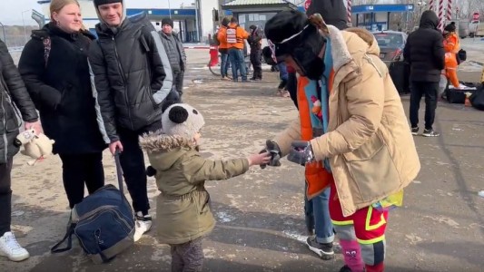 Video: Un grupo de payasos saca sonrisas a los niños ucranianos cuando cruzan la frontera