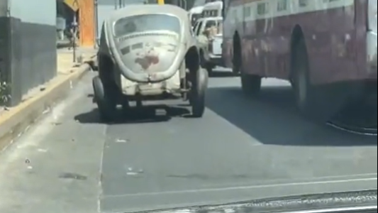 "Los Picapiedras" en la vida real: se llevó su auto andando a pie