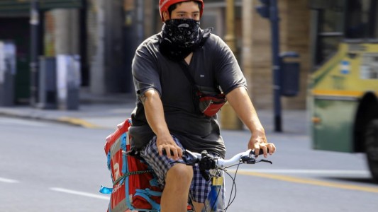 Una heladería le ofreció trabajar de delivery 13 horas por 1.500 pesos y su respuesta se volvió viral