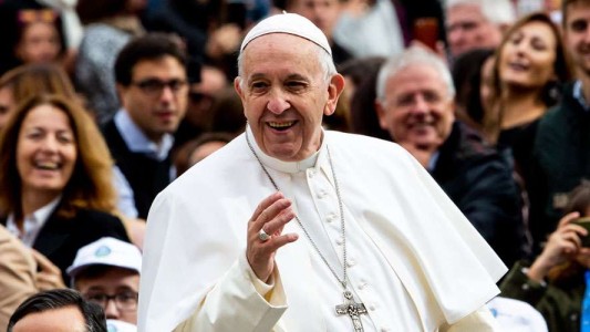 El papa Francisco promulga una nueva Constitución que abre el Vaticano a mujeres y laicos