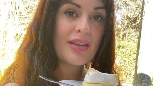 La invitaron a cenar a su casa y al final le cobraron la comida