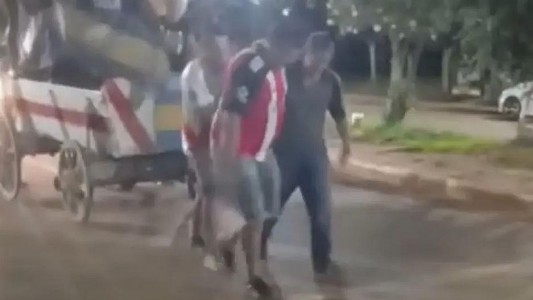 Video: el curioso ritual que debieron cumplir los hinchas de River por perder con Boca