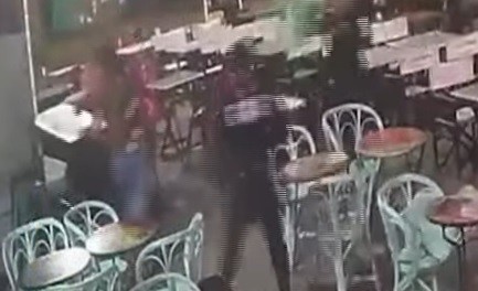 Batalla campal en Plaza Serrano: los echaron de un bar y tiraron sillas y botellas